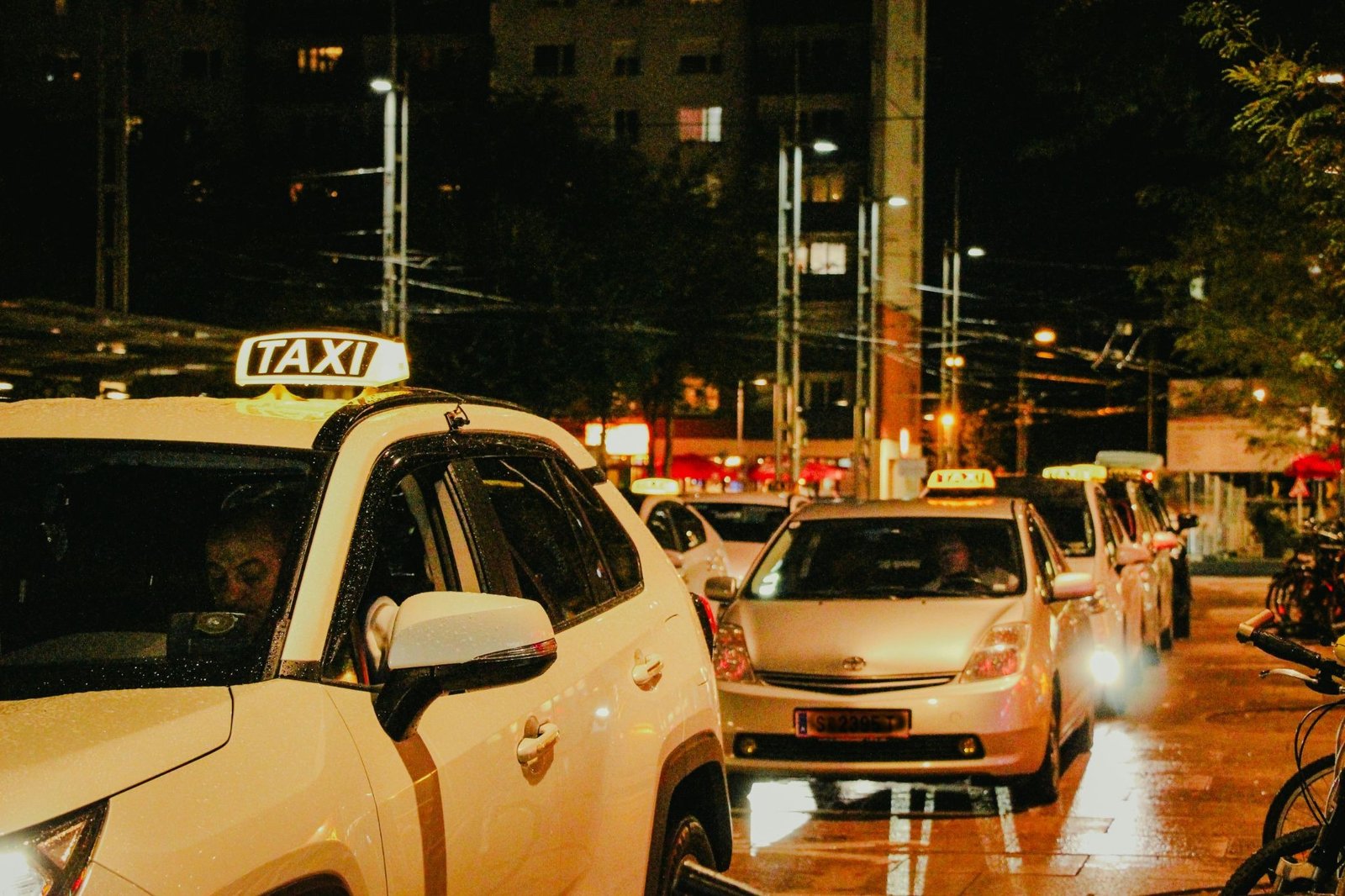 What To Know Before You Book A One-Way Drop Taxi For Long-Distance Travel